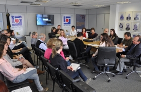 Superintendente Oscar Escher em reunião interna com técnicos