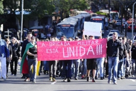 Mais de cem brigadianos participaram de protesto e homenagem na manhã de ontem, em Porto Alegre