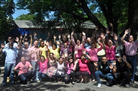 Os funcionários vestiram camisetas cor de rosa durante esta sexta-feira (29)