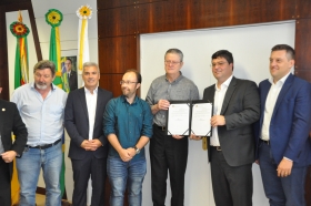 Entrega do documento ocorreu no Centro Administrativo da prefeitura de Caxias do Sul