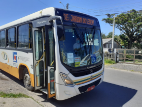 Carro 131 trafegando com a porta dianteira aberta, do Jardim do Éden para Santa Terezinha.